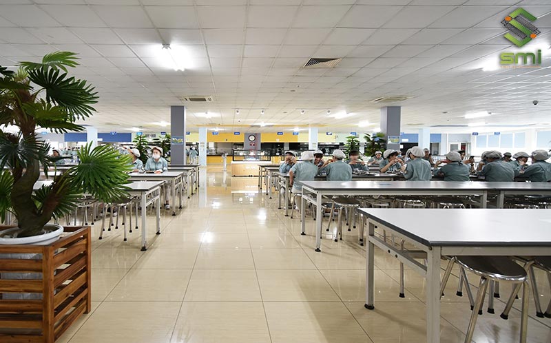 Canteen cũng là khu vực “nạp năng lượng” cho công nhân sau giờ làm việc